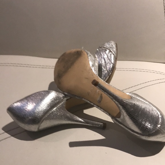 very pretty silver pumps. - Picture 4 of 4